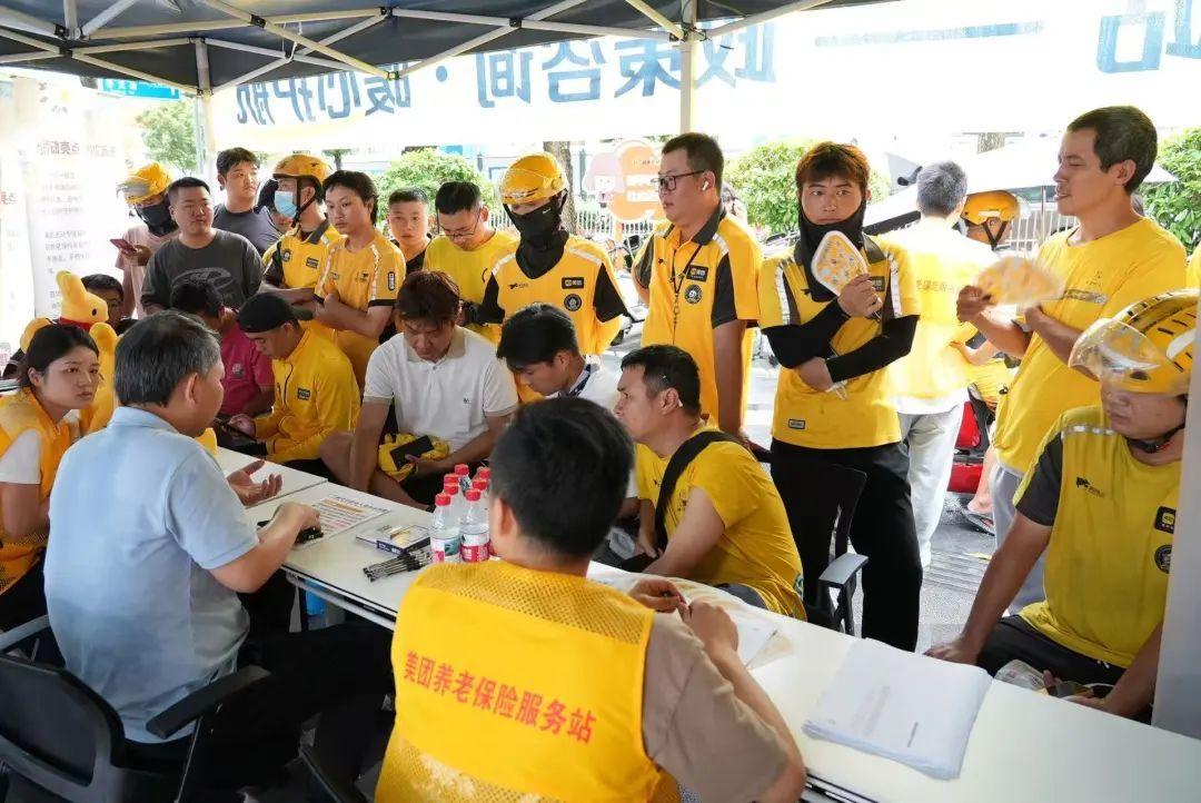 美团正式推骑手养老保险，不限时长；中国「豪车税」标准降至 90 万；OpenAI 推出 Agent 功能